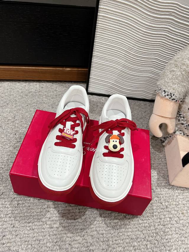 顶级品质 Roger Vivier Fw25 New Arrival～ Rv 2025早春新款｜卡通小白鞋 少女心爆棚～上脚就被迷住～太喜欢了～ 四季百搭单品！