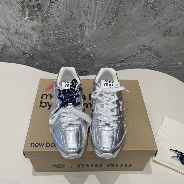 miumiux New Balance 漆面休闲阿甘鞋德训鞋运动鞋 原版开发，Miu Miux从new Balance 经典 Nb 运动鞋中汲取灵感，推出了自己