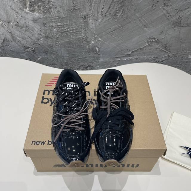 miumiux New Balance 漆面休闲阿甘鞋德训鞋运动鞋 原版开发，Miu Miux从new Balance 经典 Nb 运动鞋中汲取灵感，推出了自己