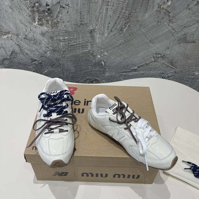 miumiux New Balance 漆面休闲阿甘鞋德训鞋运动鞋 原版开发，Miu Miux从new Balance 经典 Nb 运动鞋中汲取灵感，推出了自己