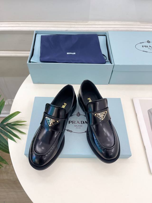 Prada 普拉达 24 2024秋冬新品 专柜走秀款 经典三角标麂皮乐福鞋系列 鞋面：原版高定制麂皮 开边珠 内里：进口丝绸牛皮里 大底：原版开模大底 跟高：