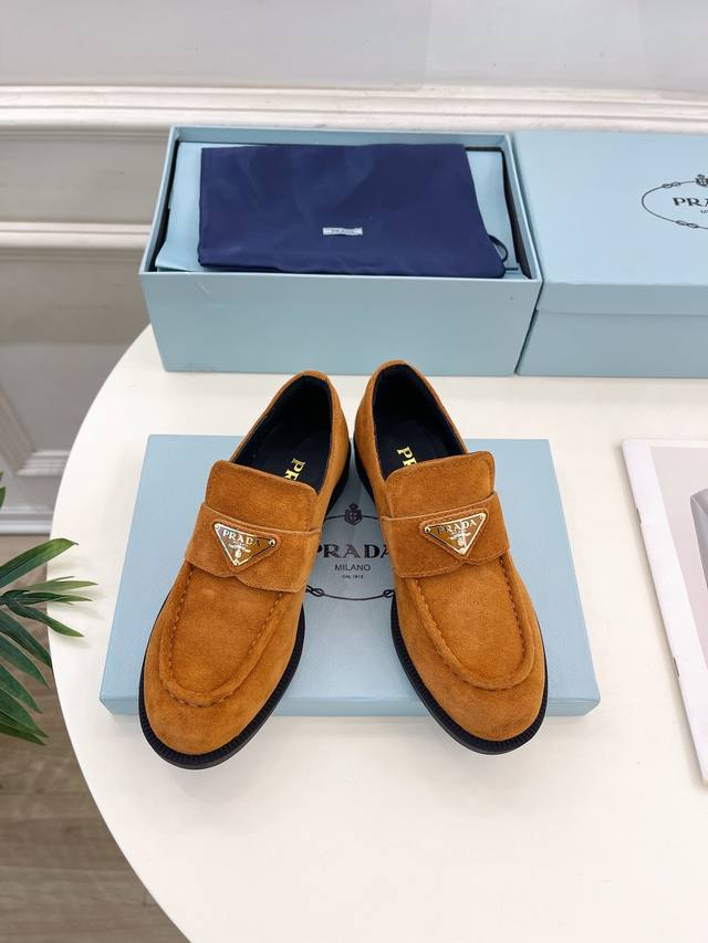 Prada 普拉达 24 2024秋冬新品 专柜走秀款 经典三角标麂皮乐福鞋系列 鞋面：原版高定制麂皮 开边珠 内里：进口丝绸牛皮里 大底：原版开模大底 跟高：