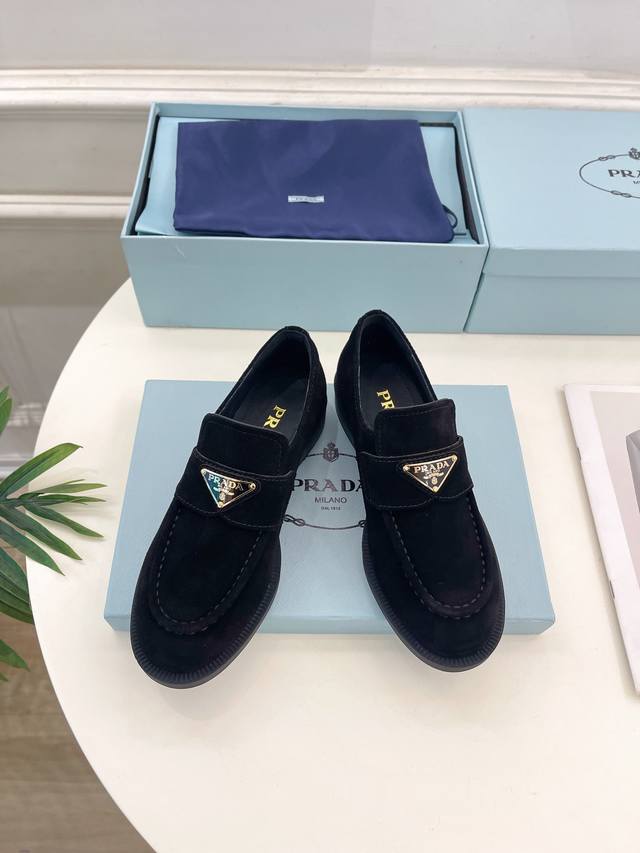 Prada 普拉达 24 2024秋冬新品 专柜走秀款 经典三角标麂皮乐福鞋系列 鞋面：原版高定制麂皮 开边珠 内里：进口丝绸牛皮里 大底：原版开模大底 跟高：