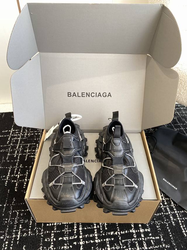 代购级 官网同步盒包装 Balenciaga 巴黎世家 Hike Sneakers 情侣款 户外鞋 25春夏徒步运动鞋 可调节弹力绳子细节从脚面延伸到鞋头，一个