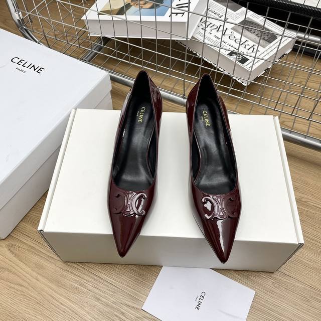 顶级版本celine24 新款凯旋门尖头猫跟单鞋 高级优雅上脚显瘦得来，超有气质～5Cm的小猫跟轻松无压力还一点都不挑人 鞋面：开边珠牛皮 内里：羊皮 大底：原