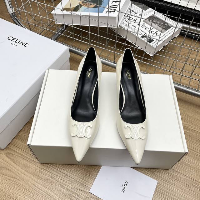 顶级版本celine24 新款凯旋门尖头猫跟单鞋 高级优雅上脚显瘦得来，超有气质～5Cm的小猫跟轻松无压力还一点都不挑人 鞋面：开边珠牛皮 内里：羊皮 大底：原