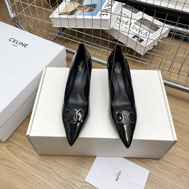 顶级版本celine24 新款凯旋门尖头猫跟单鞋 高级优雅上脚显瘦得来，超有气质～5Cm的小猫跟轻松无压力还一点都不挑人 鞋面：开边珠牛皮 内里：羊皮 大底：原