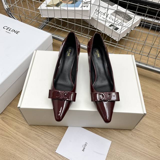 顶级版本celine24 新款凯旋门尖头猫跟单鞋 高级优雅上脚显瘦得来，超有气质～5Cm的小猫跟轻松无压力还一点都不挑人 鞋面：开边珠牛皮 内里：羊皮 大底：原