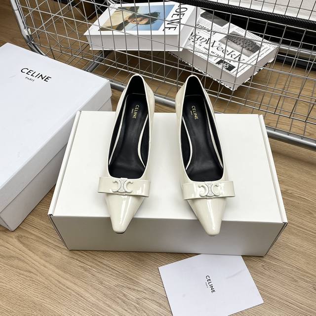 顶级版本celine24 新款凯旋门尖头猫跟单鞋 高级优雅上脚显瘦得来，超有气质～5Cm的小猫跟轻松无压力还一点都不挑人 鞋面：开边珠牛皮 内里：羊皮 大底：原