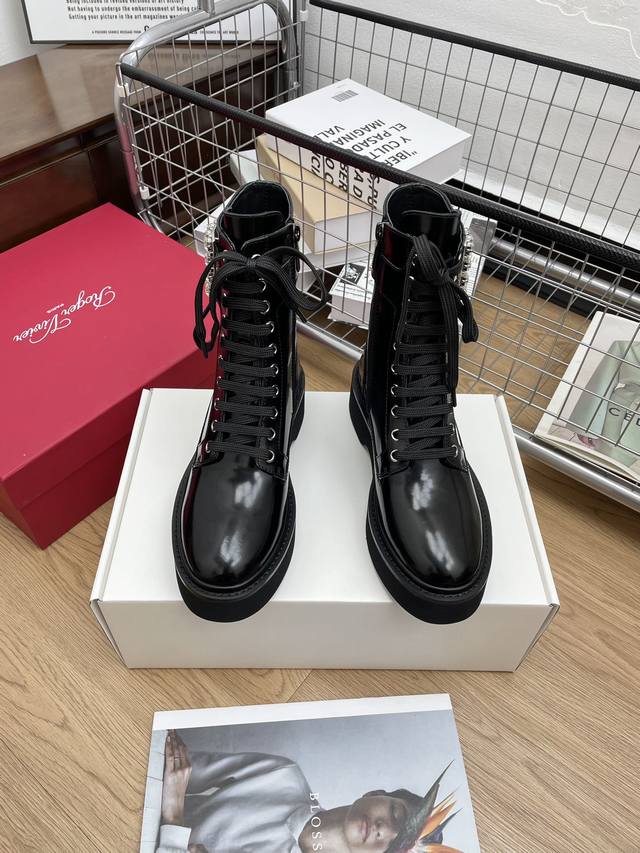 顶级版本代购级roger Vivier｜Rv经典秋冬水钻方扣厚底短靴 无钻的低调耐看 带钻版真的是两个字！惊艳！闪瞎我的眼～特别是穿衣偏爱简单款的妹子们，配一双