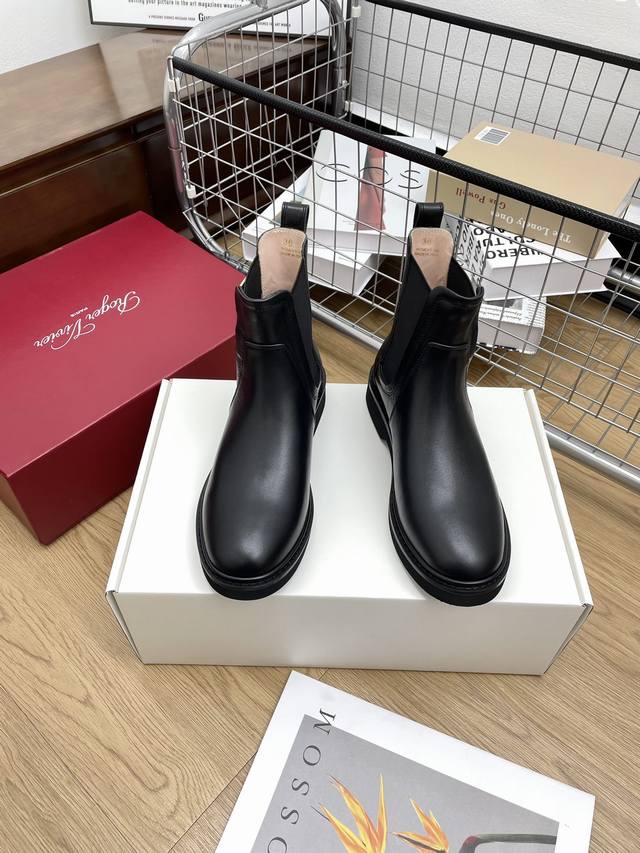 代购级roger Vivier 24Ss 秋冬新款 钻扣牛皮 一脚蹬 松紧切尔西短靴 新款viv Run系列方钻切尔西松糕底靴顶级上新 这款火爆时尚圈的rv钻扣