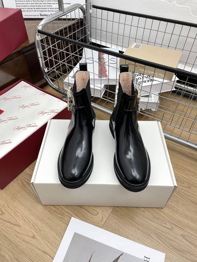 代购级roger Vivier 24Ss 秋冬新款 钻扣牛皮 一脚蹬 松紧切尔西短靴 新款viv Run系列方钻切尔西松糕底靴顶级上新 这款火爆时尚圈的rv钻扣