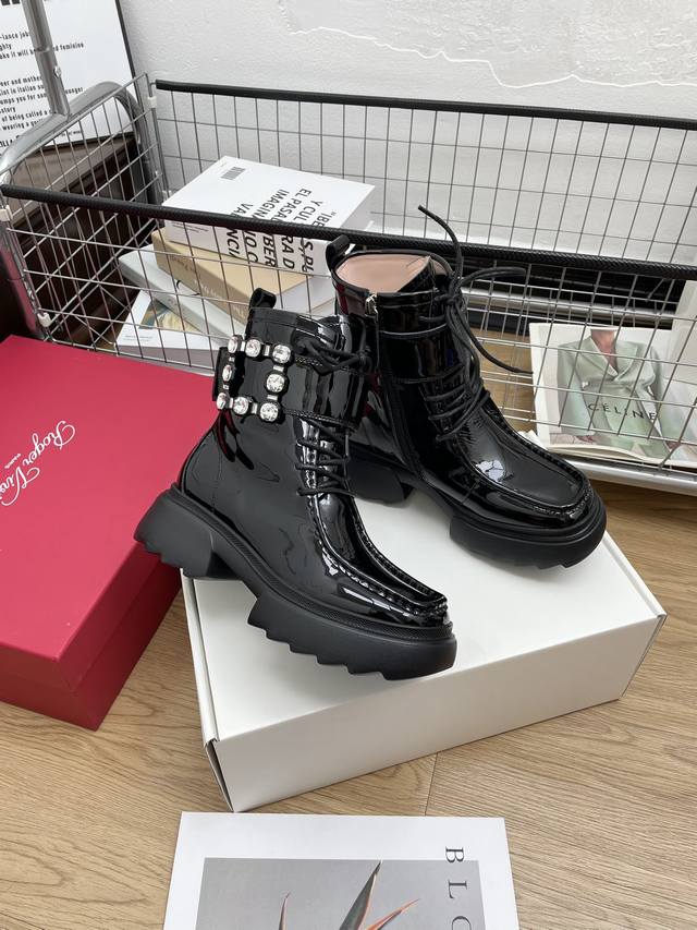 代购级roger Vivier 24Ss Rv 秋冬最新切尔西短靴 Rv维维亚一直在推陈出新，总是一眼就令人过目不忘钻扣系列结合品牌一贯的优雅元素和个性的厚底设