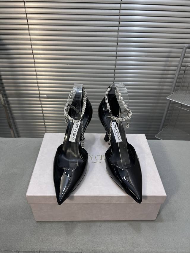 Jimmy Choo｜周仰杰经典水钻链条尖头高跟鞋单鞋 Jc家永恒经典之作 简约设计 满满的少女风 既摩登又复古的味道 非常的简连衣裙还是牛仔裤 它都能成为点睛