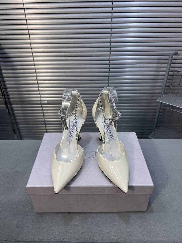 Jimmy Choo｜周仰杰经典水钻链条尖头高跟鞋单鞋 Jc家永恒经典之作 简约设计 满满的少女风 既摩登又复古的味道 非常的简连衣裙还是牛仔裤 它都能成为点睛