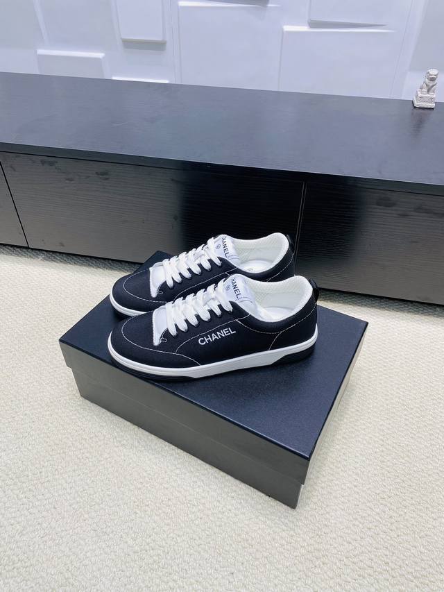 出厂价： Size: 35-40 唯一对版 Chanel 25C早春度假系列运动鞋 原版购入开发 做货 经典设计 重新演绎手绘漫画风，空白区可自行涂鸦上色，白底