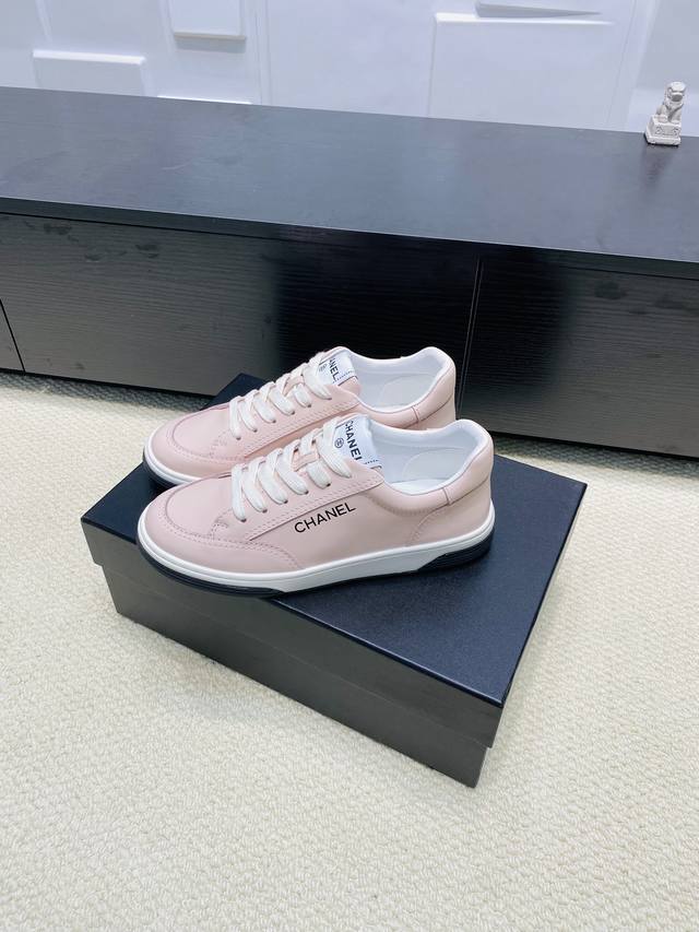 出厂价： Size: 35-40 唯一对版 Chanel 25C早春度假系列运动鞋 原版购入开发 做货 经典设计 重新演绎手绘漫画风，空白区可自行涂鸦上色，白底