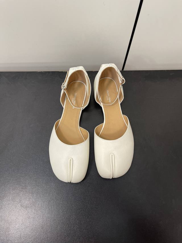 羊皮 Maisonmargiela｜Mm6马吉拉2024新款复古蝴蝶结分趾平底中空凉鞋 刻着“时髦”两字的猪蹄分趾鞋 这次在原来的基础上又做了升级 分趾开衩位置