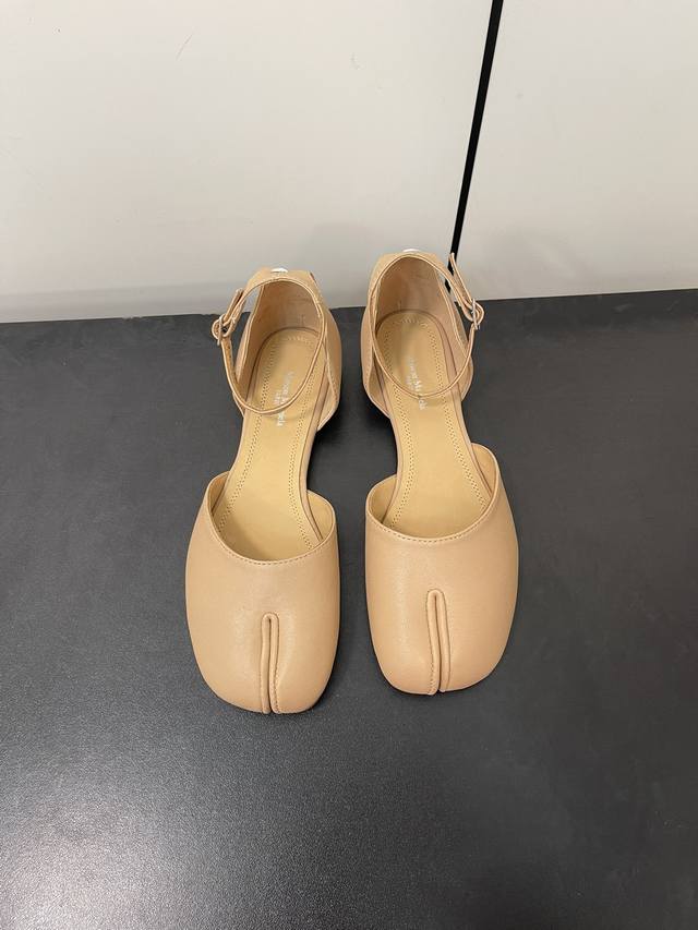 羊皮 Maisonmargiela｜Mm6马吉拉2024新款复古蝴蝶结分趾平底中空凉鞋 刻着“时髦”两字的猪蹄分趾鞋 这次在原来的基础上又做了升级 分趾开衩位置