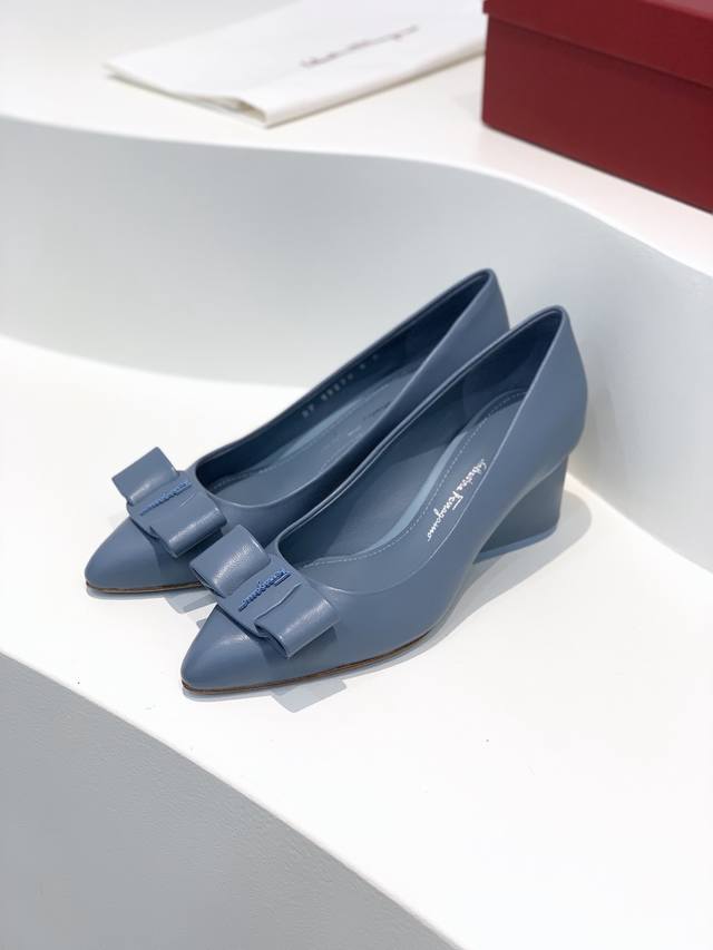 salvatore Ferraga*O 菲拉*慕最新糖果色走秀款尖头浅口viva芭蕾舞鞋 颜值真的超高喔！今年的走秀款viva尖头搭配糖果配色，一下子少女了，满