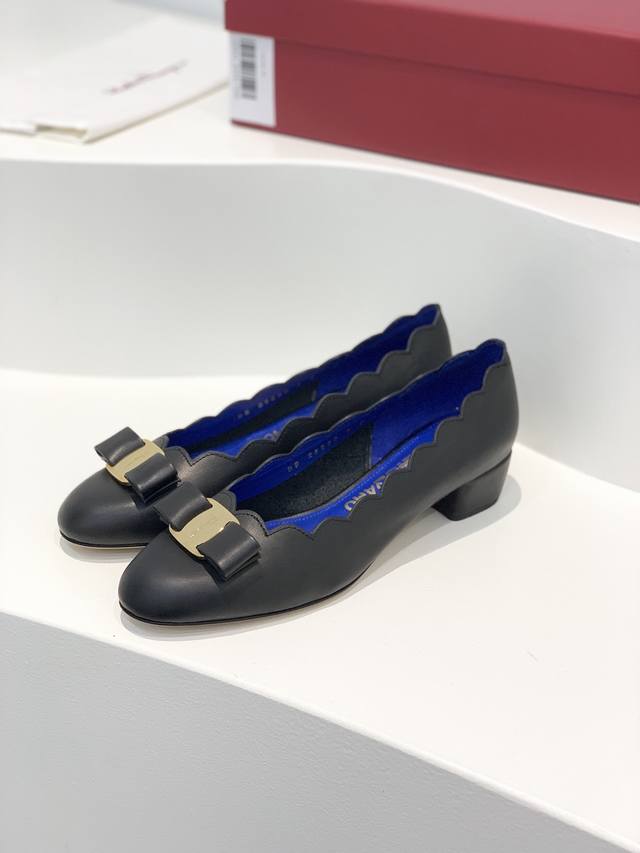 salvatore Ferraga*O 菲拉*慕新款vara系列扇形波浪边浅口单鞋这款浅口鞋采用特别的扇形波浪边造型，为经典鞋型增添新意上脚不要太好看了，百搭又