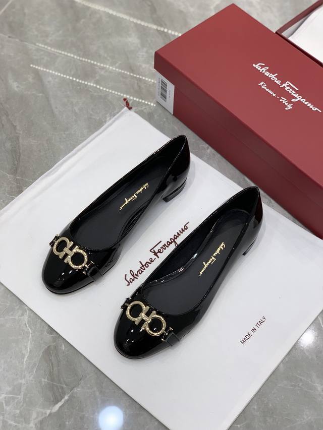 ferragamo 菲拉新款圆头马蹄扣粗跟平底单鞋太古汇5000+购入原版开发gancini马蹄扣可以说是菲拉的标志了，半内里设计柔软又舒适 和经典蝴蝶结相比少