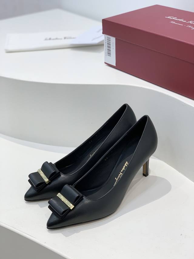 salvatore Ferragamo 新品上新！菲拉格慕双蝴蝶结尖头高跟鞋单鞋 Ferragamo以锥形鞋头和新颖而性感的剪裁诠释此鞋款，配有双层蝴蝶结，更为