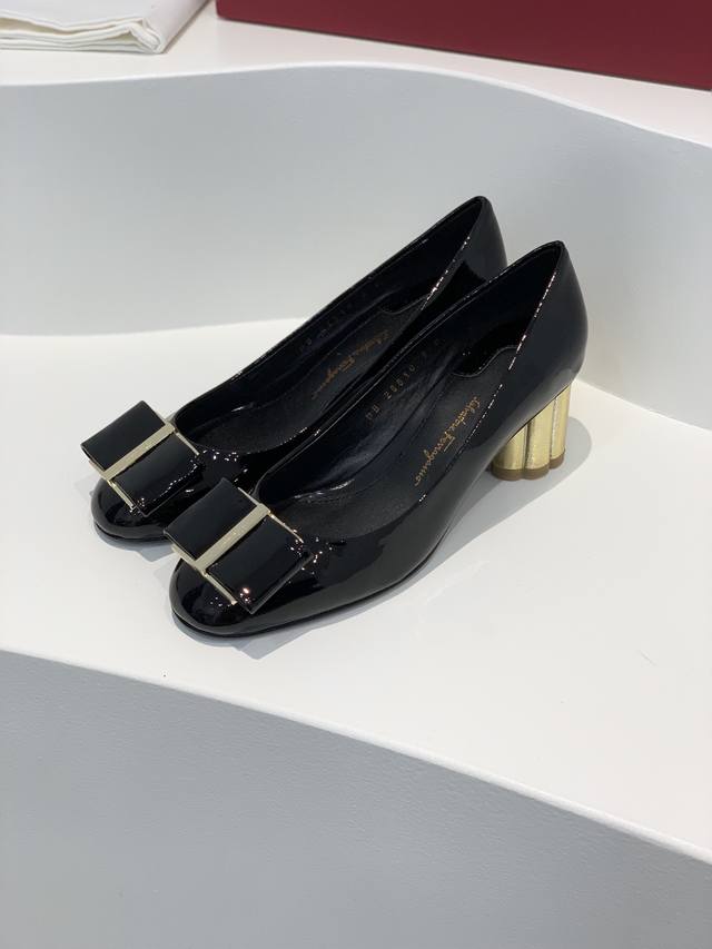 salvatore Ferragamo菲拉 全新vara超大蝴蝶结圆头梅花跟高跟鞋 这款经典高跟鞋饰有花卉造型鞋跟和超大vara蝴蝶结这两大标志性特色元素 以现