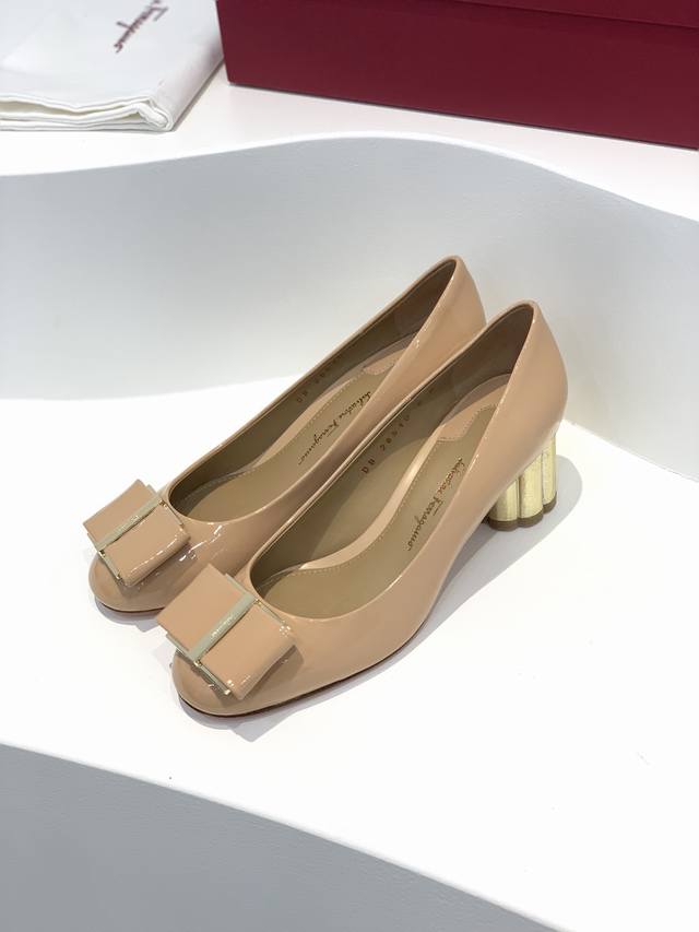 salvatore Ferragamo菲拉 全新vara超大蝴蝶结圆头梅花跟高跟鞋 这款经典高跟鞋饰有花卉造型鞋跟和超大vara蝴蝶结这两大标志性特色元素 以现