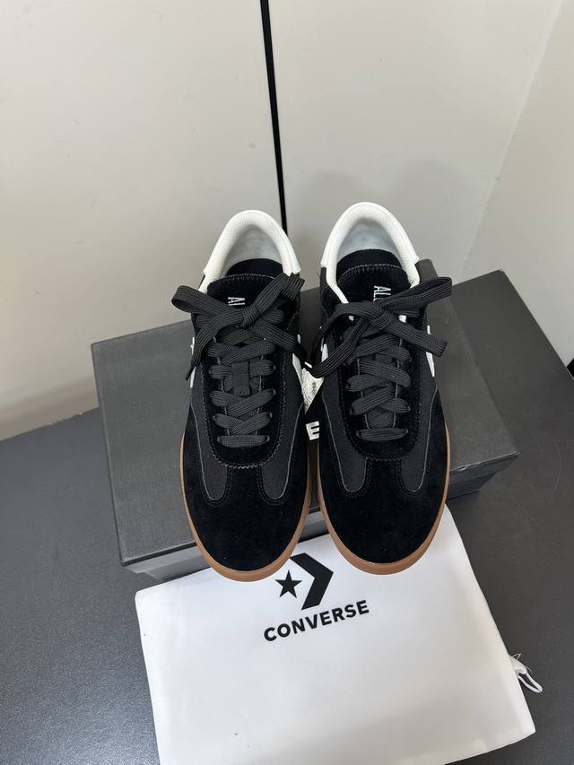 匡威converse Trainer星星德训 经典的德训鞋型 穿上很修饰脚型 箭齿外底包裹设计 星箭标贯穿整个青春 经典logo看一眼 就会过目不忘 浓浓的美式