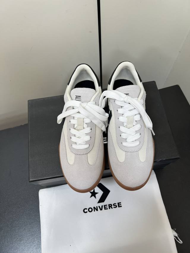 匡威converse Trainer星星德训 经典的德训鞋型 穿上很修饰脚型 箭齿外底包裹设计 星箭标贯穿整个青春 经典logo看一眼 就会过目不忘 浓浓的美式