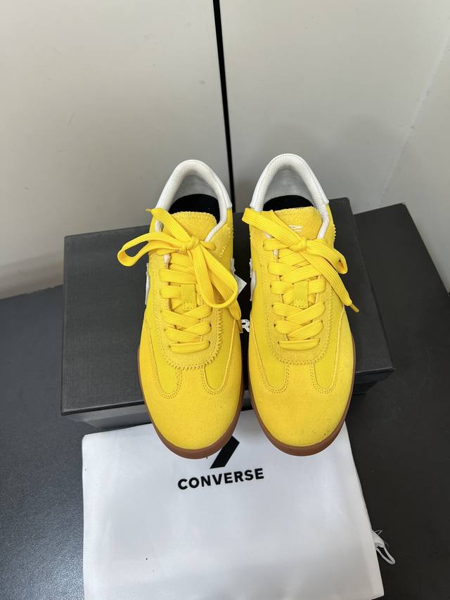 匡威converse Trainer星星德训 经典的德训鞋型 穿上很修饰脚型 箭齿外底包裹设计 星箭标贯穿整个青春 经典logo看一眼 就会过目不忘 浓浓的美式