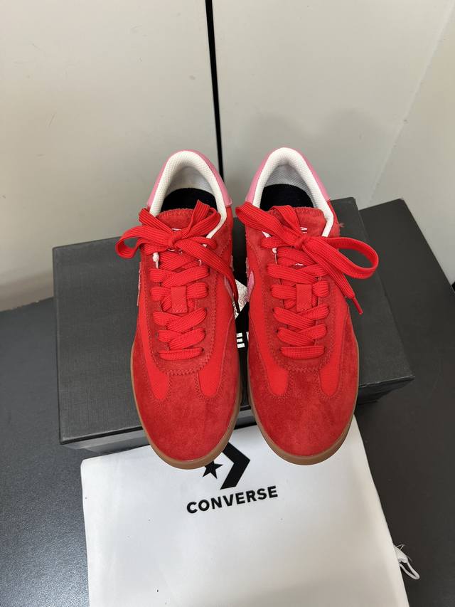 匡威converse Trainer星星德训 经典的德训鞋型 穿上很修饰脚型 箭齿外底包裹设计 星箭标贯穿整个青春 经典logo看一眼 就会过目不忘 浓浓的美式