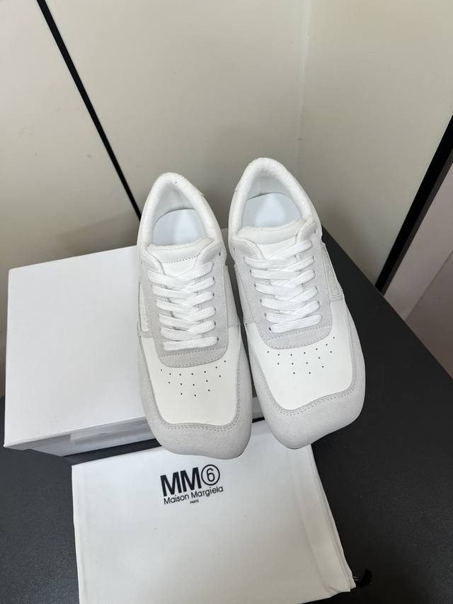 maisonmargiela Mm6 新款 情侣款 德训 休闲鞋 鬼才设计师品牌，一个轻奢品牌上脚很百搭哦，也很随脚舒适，这一款德国训练鞋延续了经典的t形真皮拼