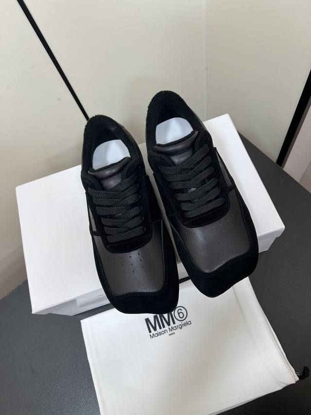 maisonmargiela Mm6 新款 情侣款 德训 休闲鞋 鬼才设计师品牌，一个轻奢品牌上脚很百搭哦，也很随脚舒适，这一款德国训练鞋延续了经典的t形真皮拼