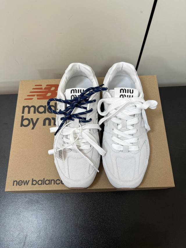 升级高版本 秀场主推款miumiu X New Balance 530复古休闲球鞋！Miumiu Ss24大秀上曝光了与new Balance 的全新联名企划