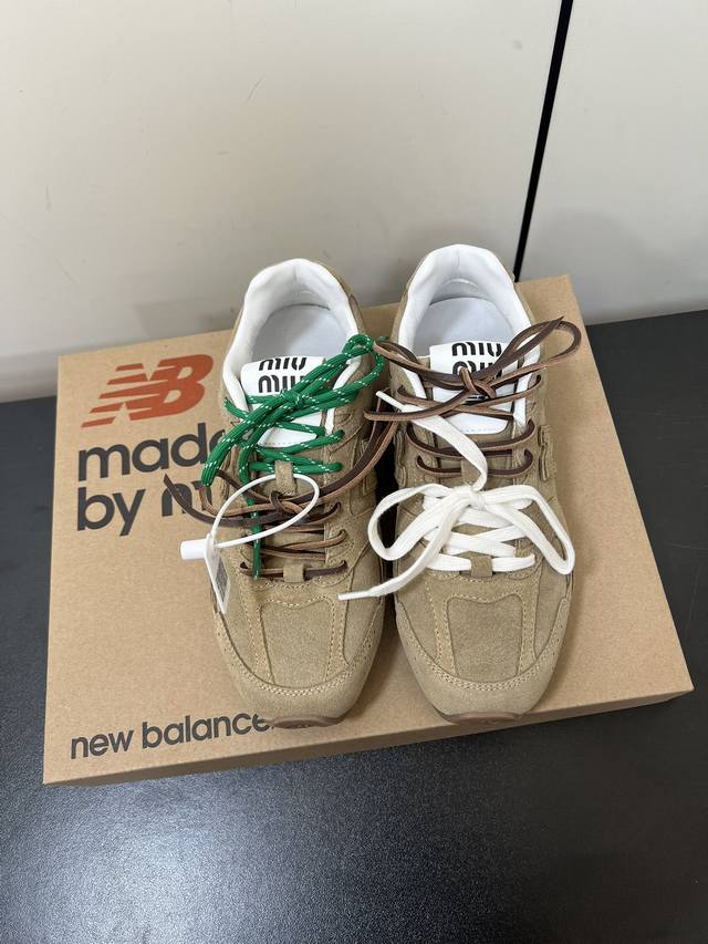 升级高版本 秀场主推款miumiu X New Balance 530复古休闲球鞋！Miumiu Ss24大秀上曝光了与new Balance 的全新联名企划