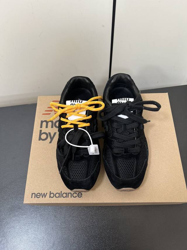 升级高版本 秀场主推款miumiu X New Balance 530复古休闲球鞋！Miumiu Ss24大秀上曝光了与new Balance 的全新联名企划