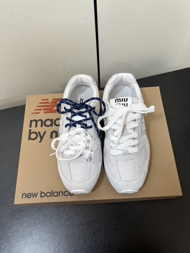 升级高版本 秀场主推款miumiu X New Balance 530复古休闲球鞋！Miumiu Ss24大秀上曝光了与new Balance 的全新联名企划