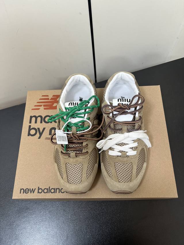 升级高版本 秀场主推款miumiu X New Balance 530复古休闲球鞋！Miumiu Ss24大秀上曝光了与new Balance 的全新联名企划