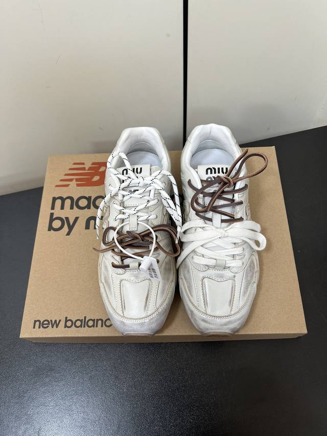 升级高版本 秀场主推款miumiu X New Balance 530复古休闲球鞋！Miumiu Ss24大秀上曝光了与new Balance 的全新联名企划