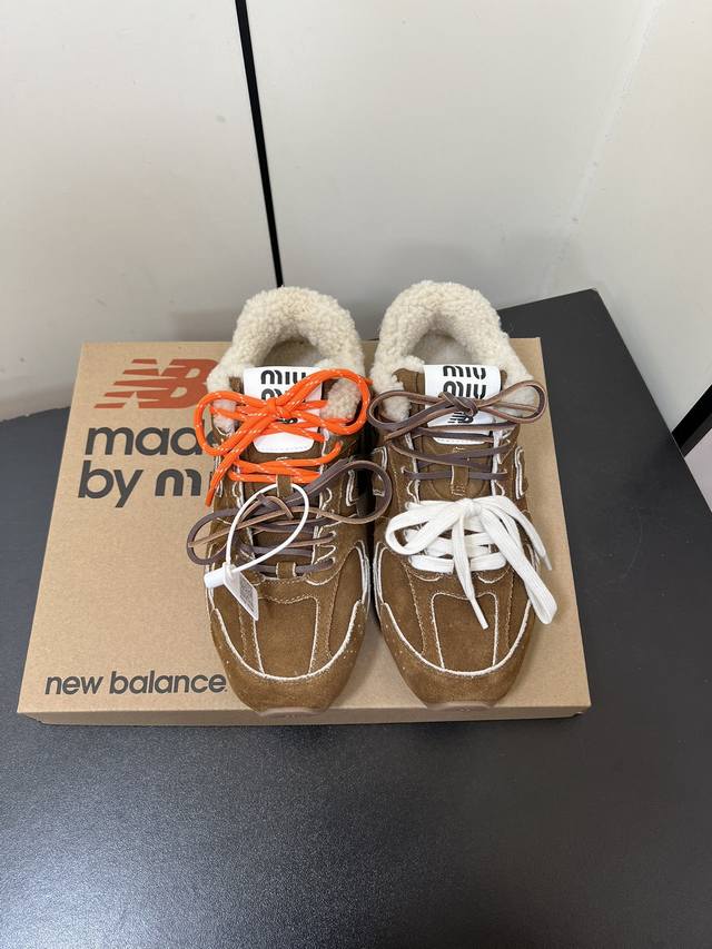 升级高版本 秀场主推款miumiu X New Balance 530复古休闲球鞋！Miumiu Ss24大秀上曝光了与new Balance 的全新联名企划