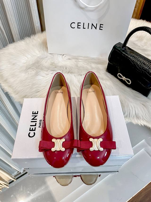 橙子出厂价Celine 赛琳新款 复古凯旋门金属扣平底单鞋 蝴蝶结芭蕾舞鞋专柜限量发售，一鞋难求，凯旋门的五金设计极具品牌辨识度，非常百搭的一款单鞋颜色：黑色、