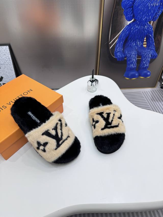 橙子出厂价Louis Vuitton 路易威登 秋冬新款 Lv拼色毛毛拖鞋 羊羔毛拖超温暖的感觉，穿上仿佛踩在云朵上lv经典老花装饰，精致高级！让这双毛拖身价陡