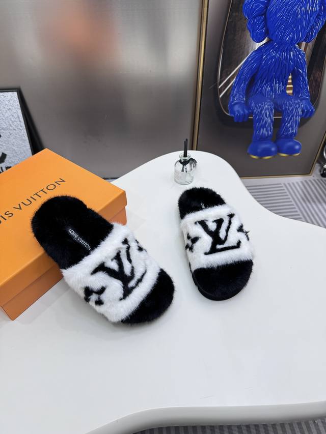 橙子出厂价Louis Vuitton 路易威登 秋冬新款 Lv拼色毛毛拖鞋 羊羔毛拖超温暖的感觉，穿上仿佛踩在云朵上lv经典老花装饰，精致高级！让这双毛拖身价陡