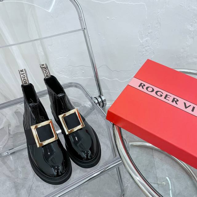 出厂：Roger Vivier Rv经典款 钻扣方扣漆皮短靴 切尔西靴美的无法拒绝呀刘雯、欧阳娜娜众多明星同款，秋冬必买的短靴之一 Rv这款带钻短靴真的一眼迷上