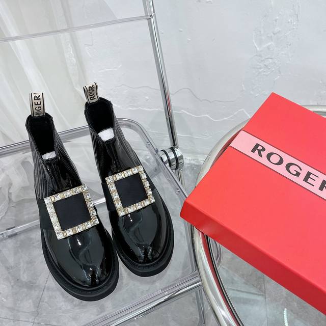 出厂：Roger Vivier Rv经典款 钻扣方扣漆皮短靴 切尔西靴美的无法拒绝呀刘雯、欧阳娜娜众多明星同款，秋冬必买的短靴之一 Rv这款带钻短靴真的一眼迷上