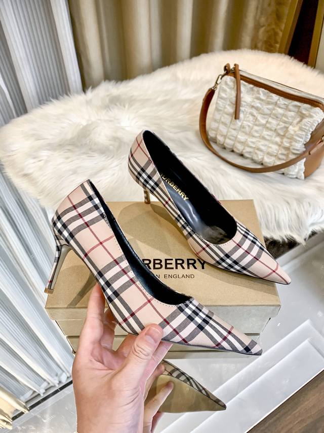 出厂：Burberry 巴宝莉尖头简约格子布单鞋任意搭配满满滴高级感码数34-42码 跟高:6厘米 8厘米