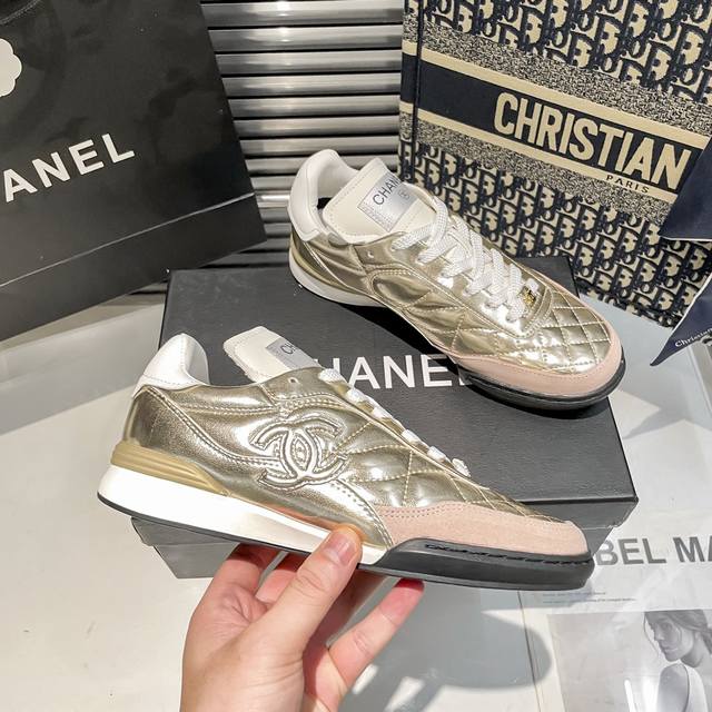 出厂：Chanel Tennis系列小香2024春夏网球鞋新品，绵羊皮材质、超软糯，脚感满分鞋型秀气精致非常修脚，很chill很百搭！超有格调！超大鞋舌，双c