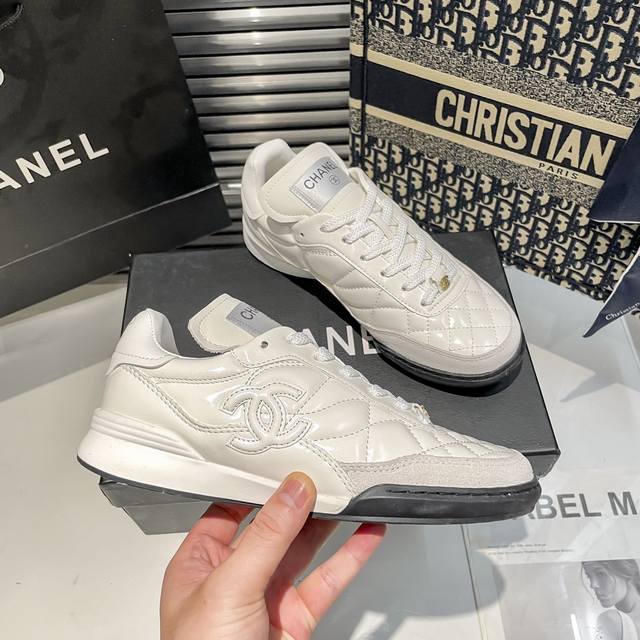 出厂：Chanel Tennis系列小香2024春夏网球鞋新品，绵羊皮材质、超软糯，脚感满分鞋型秀气精致非常修脚，很chill很百搭！超有格调！超大鞋舌，双c